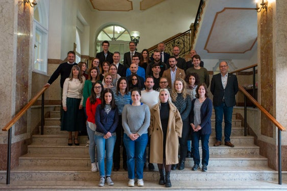 Gruppenbild nach der Feier: Einige der neuen Mitarbeiterinnen und Mitarbeiter am Treppenaufgang im Landhaus 1. (Foto: LPA/Fabio Brucculeri)