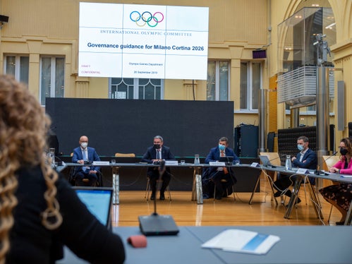 Il Comitato di coordinamento che dirige e monitora i lavori sulle Olimpiadi invernali 2026 si è riunito oggi a Palazzo Widmann, a Bolzano per la sua prima riunione, (sx) il sindaco della comunità Rasun-Anterselva, Thomas Schuster, il presidente della Provincia Arno Kompatscher, l'assessore alla Mobilità Daniel Alfreider, il direttore della Ripartizione provinciale alla mobilità Martin Vallazza e il direttore di Ripartizione Enti locali e Sport, Marion Markart (Foto: USP/Fabio Brucculeri)