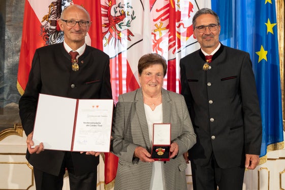 C'era anche una premiata della Val Badia (Vanga): Cecilia Pescosta, coniugata Tschaffert - al centro della foto con i governatori Mattle (a sinistra) e Kompatscher (a destra) - si è distinta per i servizi nel sociale e alla famiglia. (Foto: Land Tirol/die Fotografen)