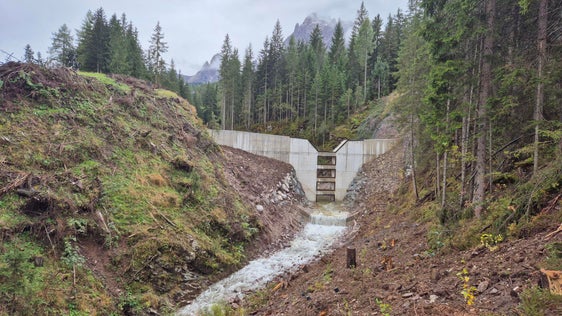 L'Ufficio sistemazione bacini montani est ha costruito una nuova barriera di contenimento sul Rio Sesto, sopra la frazione di Moso. (Foto: USP/Ufficio sistemazione bacini montani est)