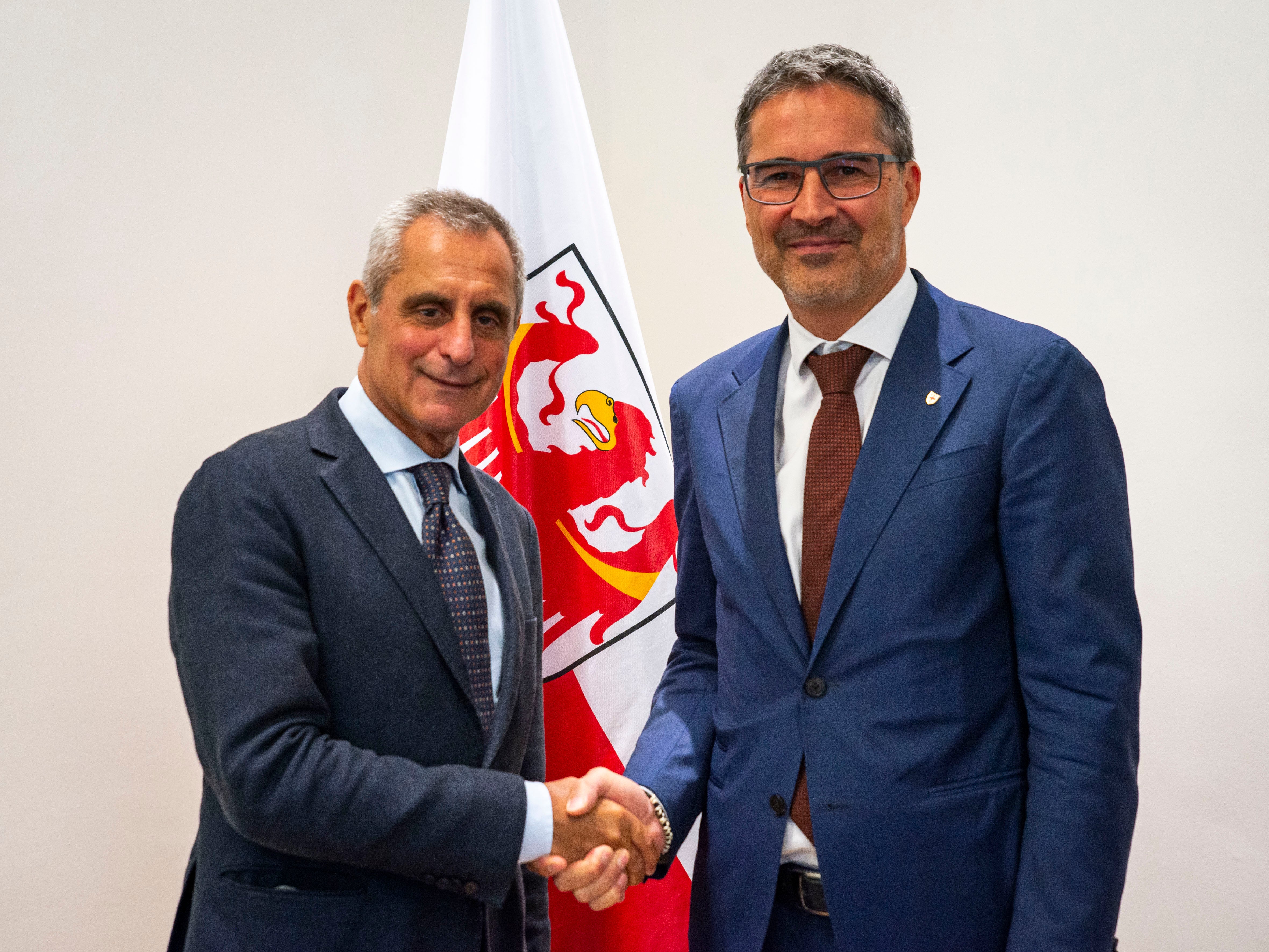 Oggi a Palazzo Widmann primo incontro ufficiale tra il nuovo questore di Bolzano, Andrea Valentino, e il presidente altoatesino Arno Kompatscher (Foto: ASP/Fabio Brucculeri)