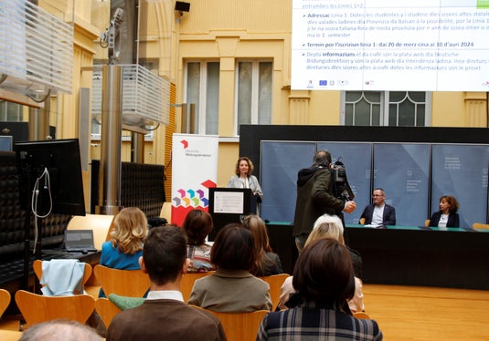 Sie wünsche sich, dass die Schulen das Angebot nutzen und unterstützen und die Jugendlichen nach ihrer Rückkehr begleiten, sagte die ladinische Bildungsdirektorin Edith Ploner. (Foto: LPA/Verena Hilber) 