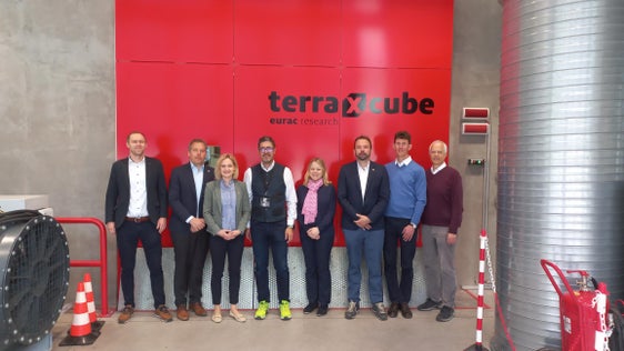 Im NOI Technpark in Bozen haben die jungen Beamten der Bayrischen Staatskanzlei den Extremklimasimulator terraXcube besichtigt. (Foto: LPA)