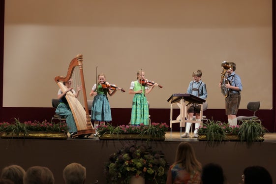 Il gruppo Gitschn und Büibm ha eseguito musiche popolari in occasione della giornata dedicata alle scuole di musica:  lo scorso aprile i cinque allievi della Scuola di musica Tures - Valle Aurina hanno partecipato al 6° Concorso di musica popolare dell'Alto Adige con l'insegnante Judith Feichter. (Foto: USP/Johann Finatzer)