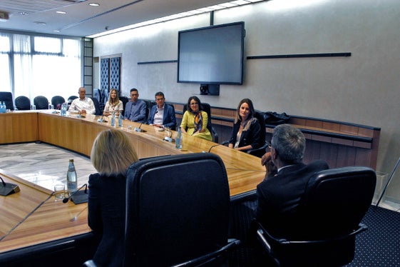 Die scheidende Wobi-Spitze um Präsidentin Francesca Tosolini hat im Gespräch mit Landeshauptmann Kompatscher und Landesrätin Deeg u.a. über das neue Landesgesetz für den öffentlichen und sozialen Wohnbau und dessen Neuerungen für das Wobi gesprochen. (Foto: LPA/Greta Stuefer)