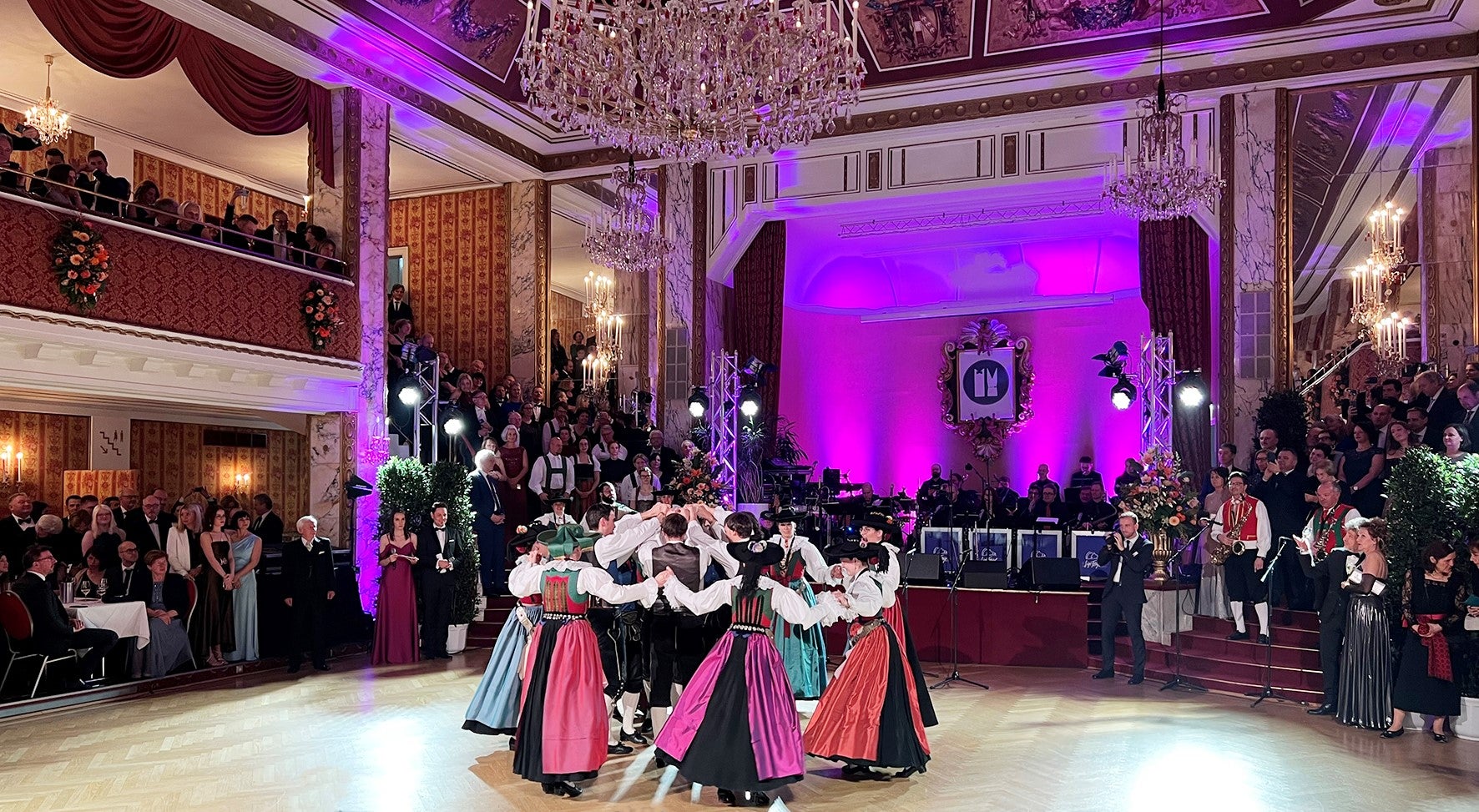 Daurida dl Bal di Croac da Viena: Le grup de bal folcloristich “Grupa Balarins de Gherdëina”. (Foto: La Usc di Ladins/Nicoletta Riz)