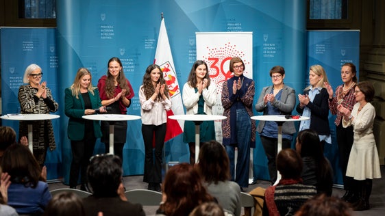 Nella foto di gruppo: Nadia Mazzardis, Ulrike Oberhammer, le vincitrici del premio Petra Oberhollenzer, Mathilde Galli e Ingrid Kapeller, Heidi Hintner, Elisabeth Tappeiner, Margareth Fink, Roberta Micheli e Verena Kraus (Foto: USP/Fabio Brucculeri)
