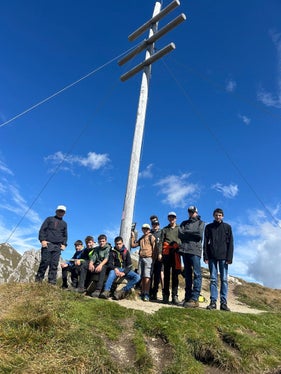 Basis für ein respektvolles und motiviertes Miteinander: Schülerinnen und Schüler der ersten Klassen der Fachschule Laimburg bei ihren erlebnispädagogischen Tagen in Zans. (Foto: LPA/Fachschule Laimburg)