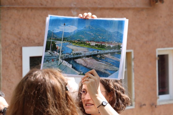 Ecco come appariva il Talvera negli anni '60: Evi Holzner del Centro funzionale provinciale ha fornito alle partecipanti  una panoramica sulla protezione dalle piene del Talvera nel corso del tempo. (Foto: USP/Maja Clara)