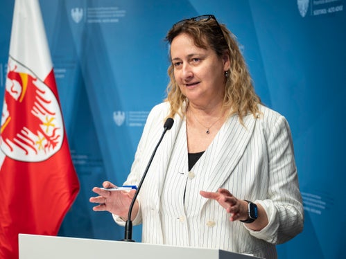 Paola Santoro, Direktorin der Abteilung für territoriale Dienste der Gemeinde Bozen, berichtete von den (positiven) Erfahrungen, welche die Gemeinde Bozen bisher mit den Instrumenten der Mitplanung und Mitgestaltung gemacht haben. (Foto: LPA/Fabio Brucculeri)