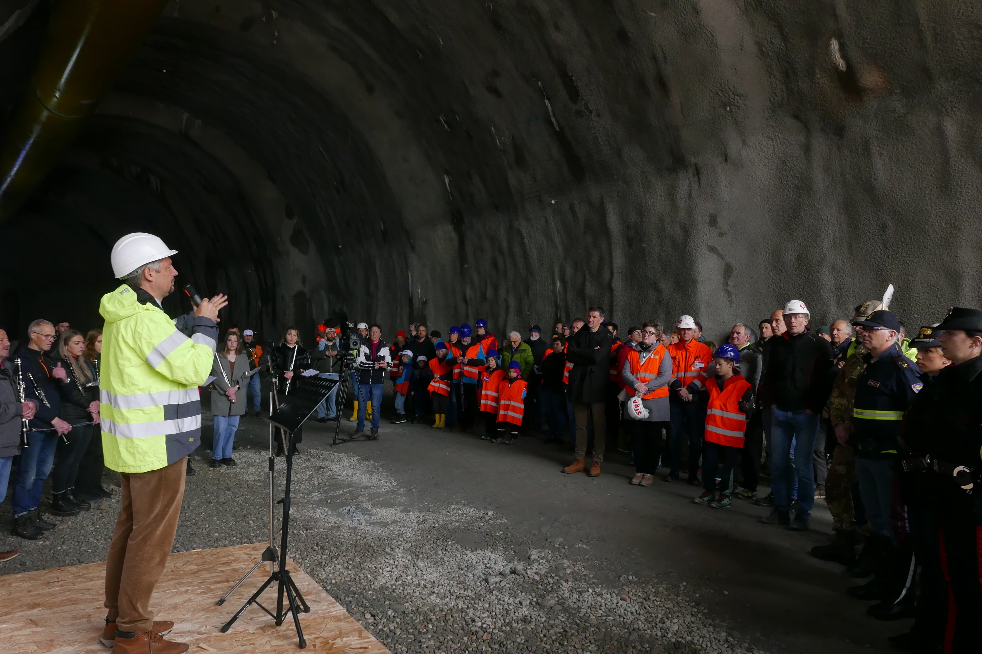 Die Umfahrung Percha bringt mehr Lebensqualität, indem sie den Verkehr aus dem Ortskern verlagert. Es wird mehr Sicherheit geschaffen und auch die Zufahrten werden verbessert, sagte Landesrat Daniel Alfreider beim Infotag auf der Baustelle für die Umfahrung Percha. (Foto: LPA/Ingo Dejaco)