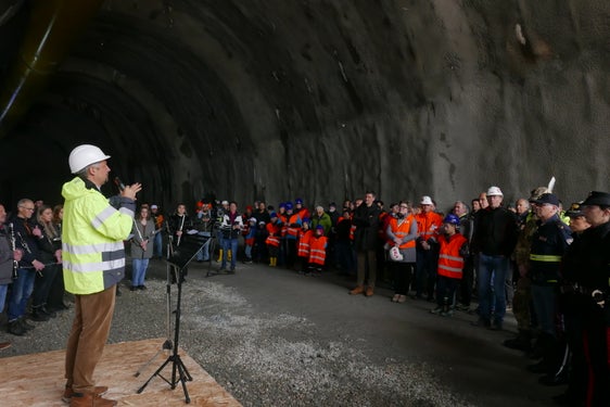 "Die Umfahrung Percha bringt mehr Lebensqualität, indem sie den Verkehr aus dem Ortskern verlagert. Es wird mehr Sicherheit geschaffen und auch die Zufahrten werden verbessert", sagte Landesrat Daniel Alfreider beim Infotag auf der Baustelle für die Umfahrung Percha. (Foto: LPA/Ingo Dejaco)