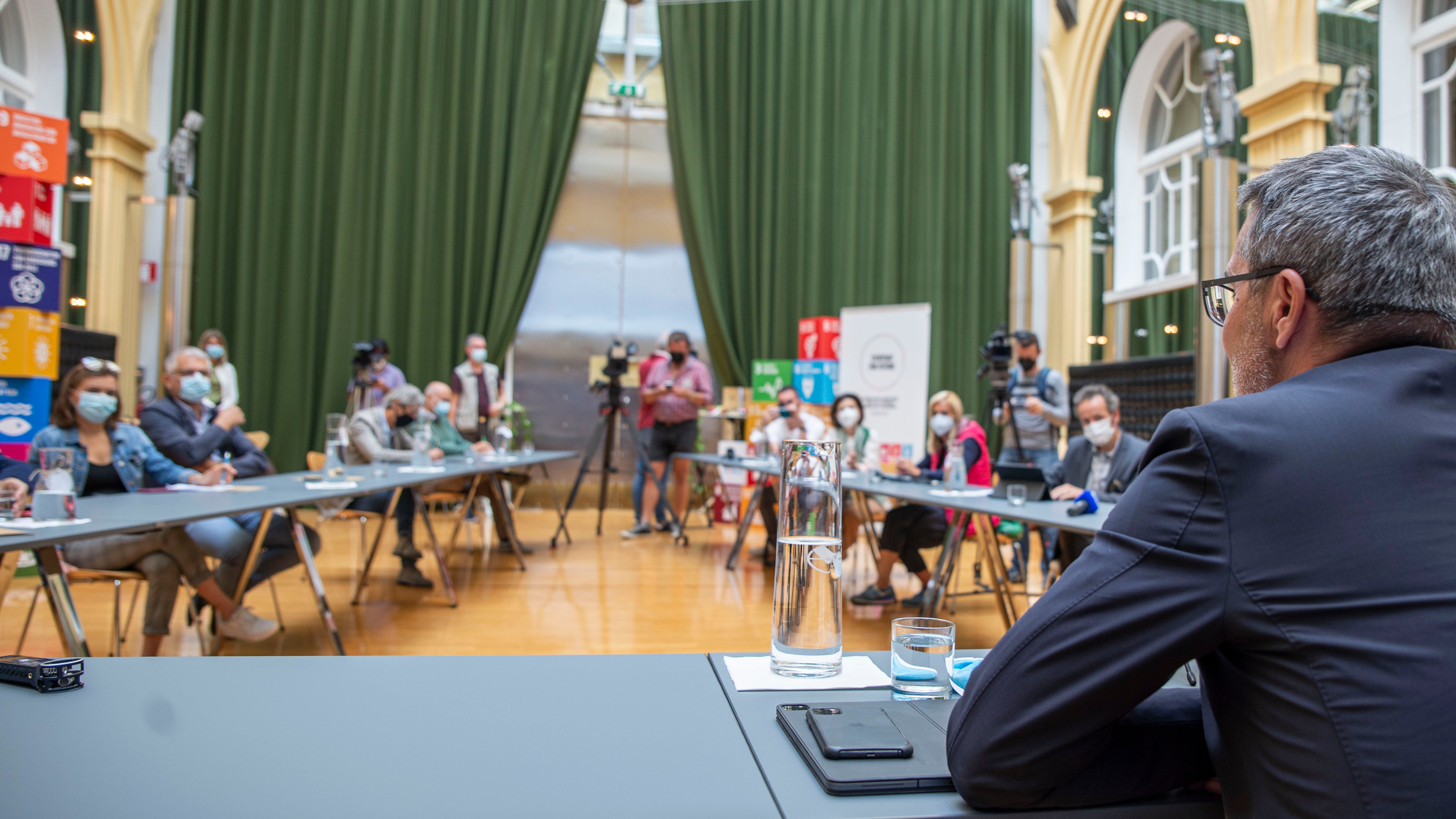 Hass ist keine Meinung: Mit diesem Motto erinnerte LH Kompatscher an die Spaltung der Gesellschaft aufgrund von Desinformation und betonte den Wert der sachlichen und ausgewogenen Information. (Foto: LPA/Fabio Brucculeri)