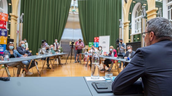 Hass ist keine Meinung: Mit diesem Motto erinnerte LH Kompatscher an die Spaltung der Gesellschaft aufgrund von Desinformation und betonte den Wert der sachlichen und ausgewogenen Information. (Foto: LPA/Fabio Brucculeri)