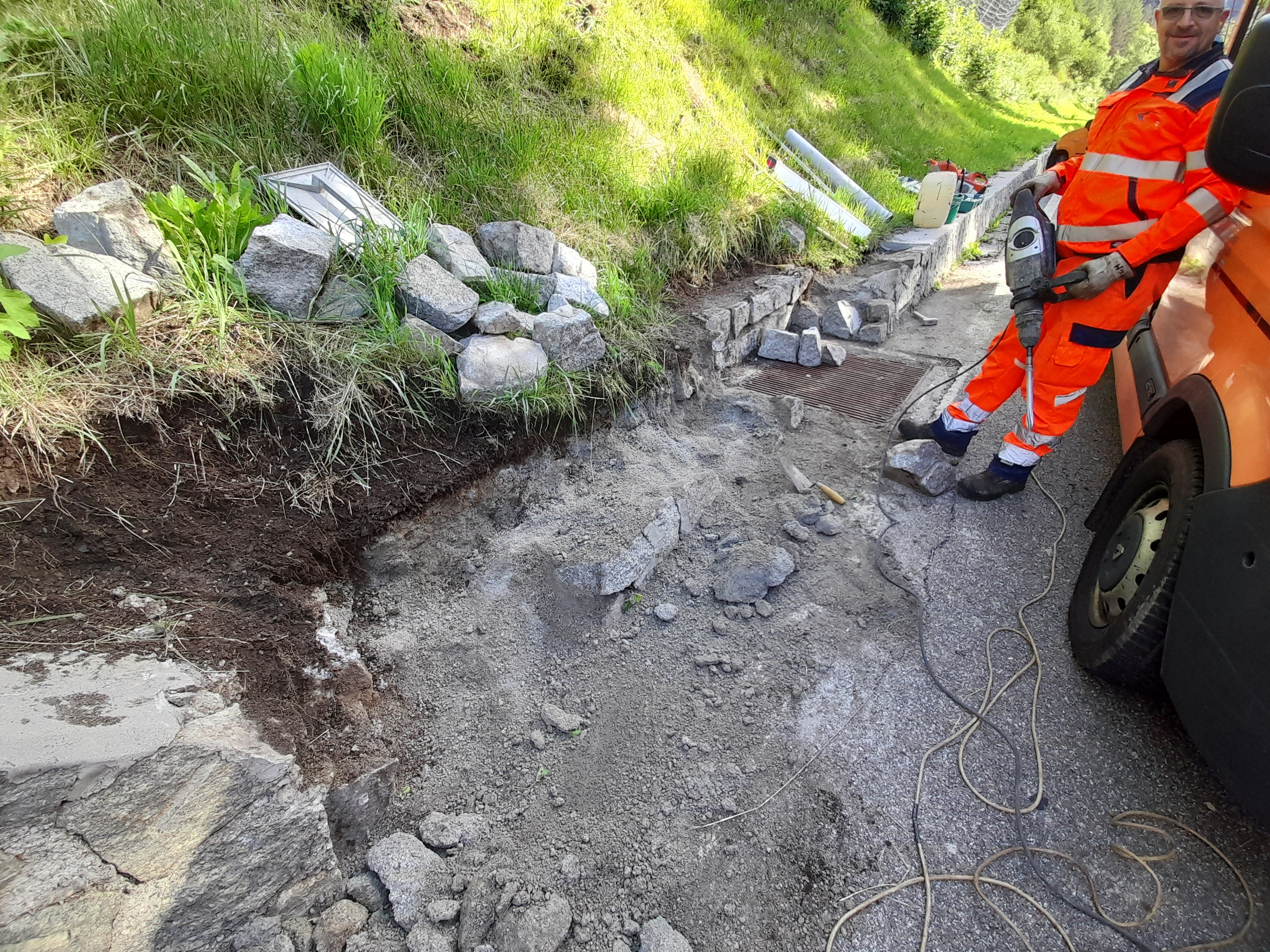 Le squadre di manutenzione stradale sono in servizio in Val di Vizze per risanare alcuni muri lungo l'arteria stradale (Foto: ASP/Servizio strade Val d'Isarco)