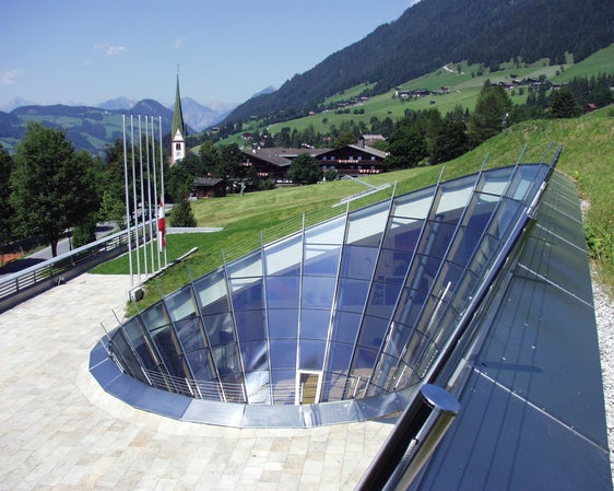 Das Congress Center in Alpbach (Foto: Wikimedia/Zátonyi Sándor)