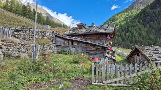 Il terrapieno Ebenhöh, situato a monte della malga Mitterkaser Alm, era parzialmente franato e premeva contro il muro di sostegno dello storico edificio sottoposto a tutela monumentale, un antico maso della Val di Fosse nel comune di Senales; l’Ufficio Sistemazione bacini montani ovest ha così preso in carico i lavori, avviati lo scorso maggio e ora giunti al termine. (Foto: USP/Ufficio Sistemazione bacini montani ovest dell’Agenzia per la Protezione civile)