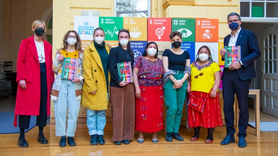 Il presidente della Provincia, Arno Kompatscher, con le organizzatrici altoatesine dell’Operation Daywork, la coordinatrice Erica Barbieri e le rappresentanti della rete di donne guatemalteche, Elena Guzaro Raymundo e María Cristina Raymundo Rivera, e la direttrice dell’Ufficio per il volontariato e le relazioni esterne (Foto: ASP/Fabio Brucculeri) 