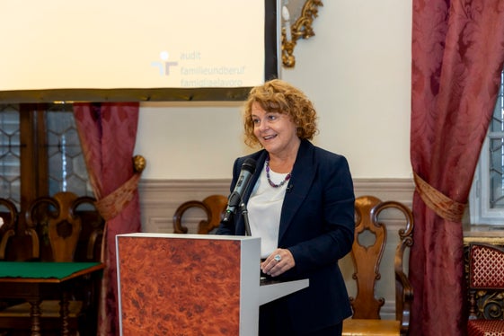 “Più i datori di lavoro sostengono la famiglia, più sono fedeli ai loro dipendenti”, ha dichiarato l'assessora provinciale Rosmarie Pamer, in occasione della cerimonia di consegna degli attestati. (Foto: USP/Camera di commercio di Bolzano/Alan Bianchi)