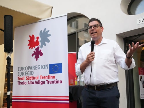 Il segretario generale Matthias Fink ha dato il benvenuto ai presenti a nome dell’Euregio Tirolo-Alto Adige-Trentino. (Foto: Euregio)