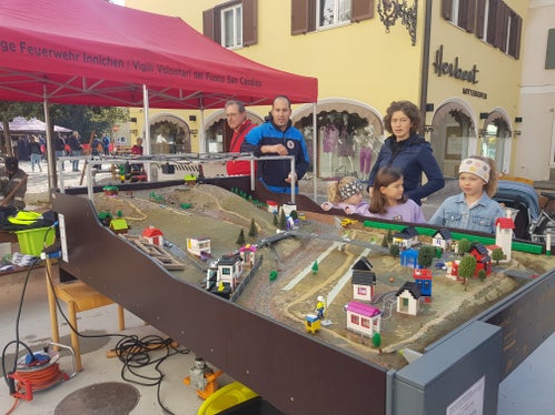 Alluvioni e protezione dalle alluvioni: Con il modello allestito dall'Università di Monaco, il personale dell'Agenzia per la Protezione civile ha illustrato un tema importante in modo vivace. (Foto: ASP/G.News)