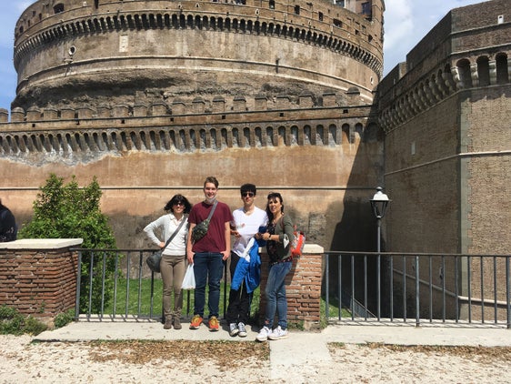 Nathan Migliorati ed Alex Beato con la professoressa Giuliana Regazzi (dell'Istituto  Walther von der Vogelweide) e la professoressa Cristina Corbetta (responsabile provinciale dell'Olimpiade dell'italiano) (Foto: ASP)