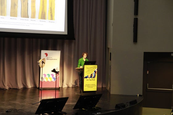 Im Vortrag von Sara Hägi-Mead, Professorin für Deutsch als Fremdsprache und Mehrsprachigkeitsdidaktik an der Rheinland-Pfälzischen Technischen Universität in Kaiserslautern, ging es um den sprachbewussten Unterricht in naturwissenschaftlichen Fächern. (Foto: LPA/Deutsche Bildungsdirektion/Verena Hilber)