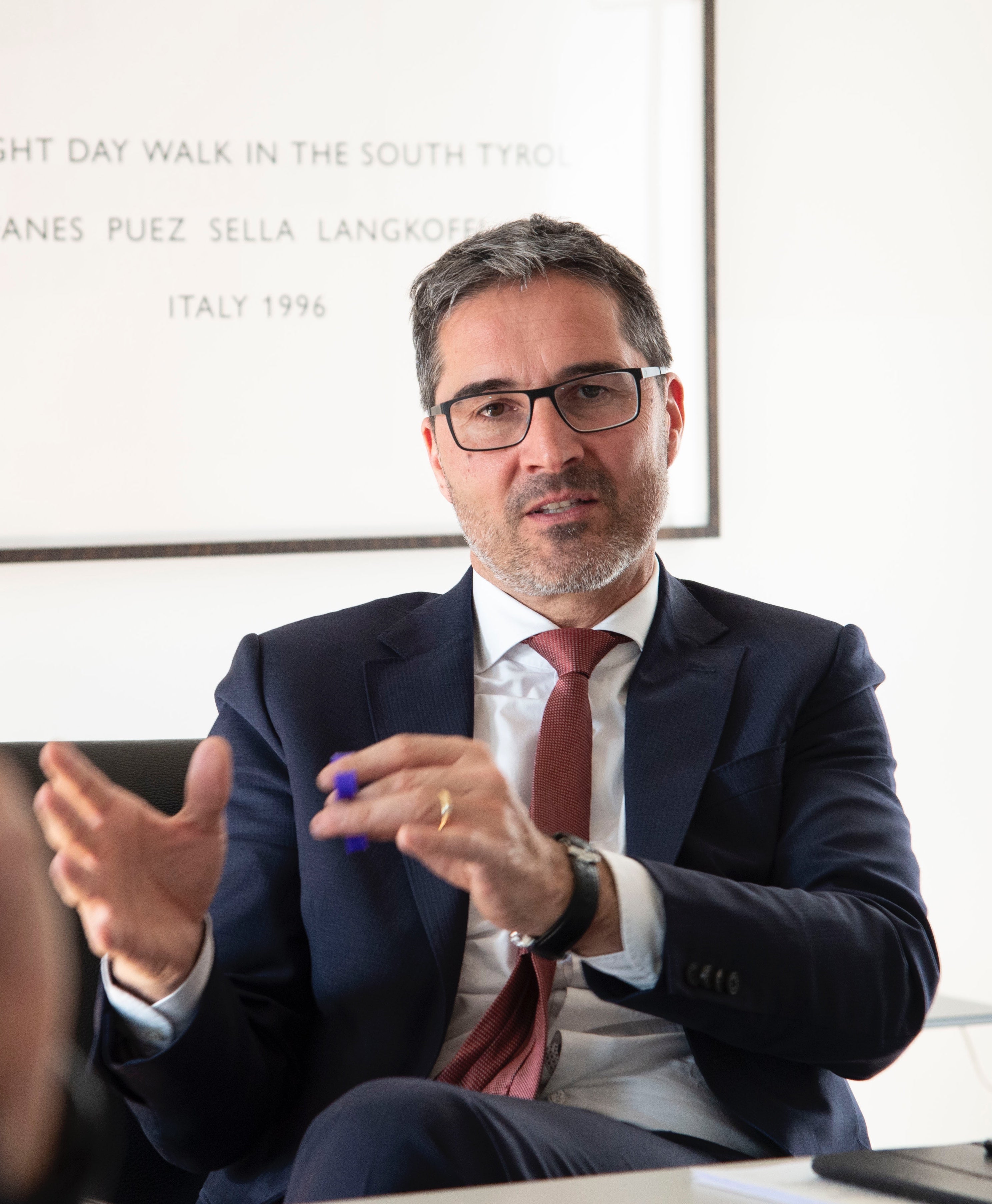 Blick zurück, vor allem aber nach vorne: Landeshauptmann Kompatscher schließt die Reihe der #halbzeit-Pressekonferenzen der Landesregierung ab. (Foto: LPA/Barbara Franzelin)