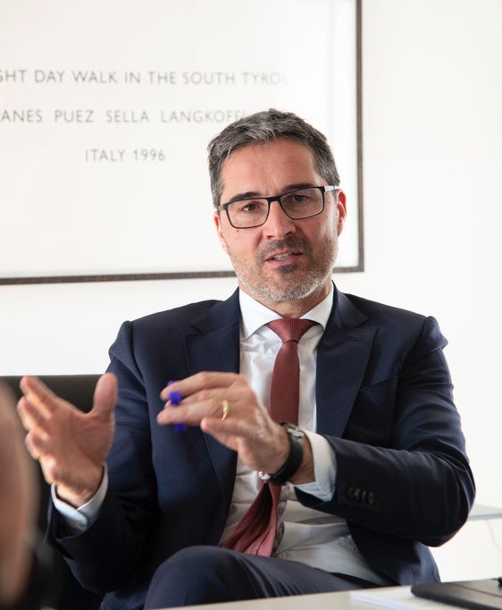 Blick zurück, vor allem aber nach vorne: Landeshauptmann Kompatscher schließt die Reihe der #halbzeit-Pressekonferenzen der Landesregierung ab. (Foto: LPA/Barbara Franzelin)