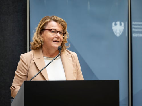Die Umfragen zeigen, dass sich die Bevölkerung mit dem Thema Sicherheit beschäftigt. Deshalb muss es eine gemeinsame Anstrengung sein, das gute Sicherheitsniveau, das Südtirol hat, zu erhalten und auszubauen, erklärte Landeshauptmannstellvertreterin Rosmarie Pamer. (Foto: LPA/Fabio Brucculeri)