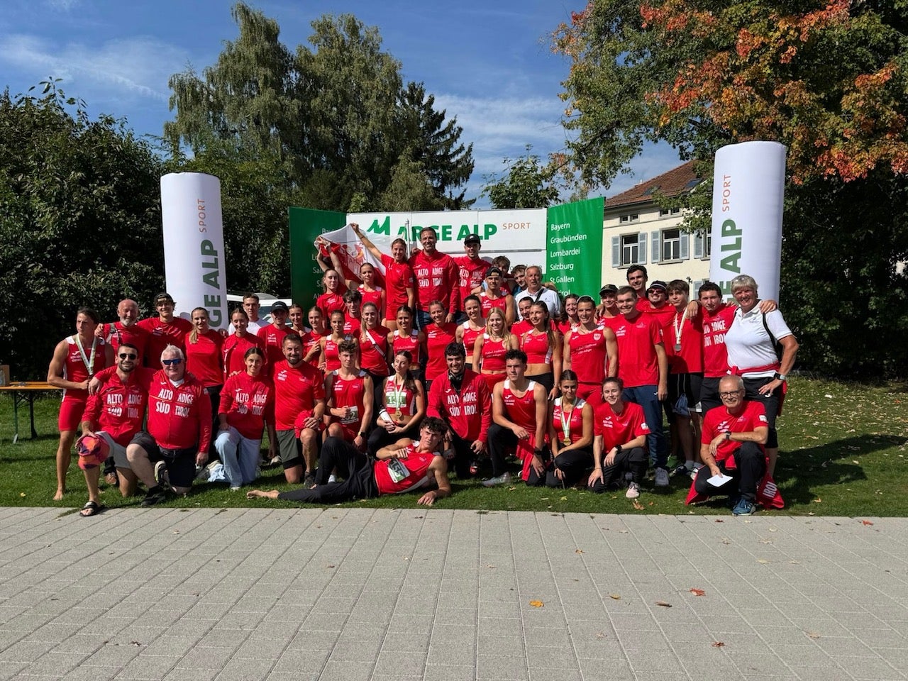 Die Mannschaft mit Präsident Paolo Valt, Vizepräsident und Trainer Franco Cubich, Landestrainer Karl Schöpf, Trainer Walter Lantschner, Trainerin Gertrud Bacher, Trainer Pagliotta Lorenzo und Sekretär Eros Gottardi freute sich über den Erfolg in St. Gallen. (Foto: LPA/Lorenzo Pagliotta)