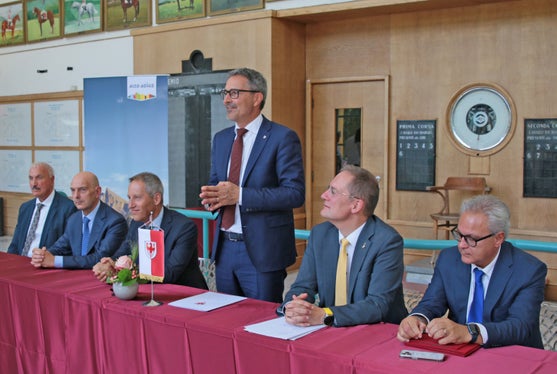 Wir wollen den Pferderennplatz, der auf internationaler Ebene bereits bekannt ist, noch mehr an unser Land binden und als einladende und moderne Infrastruktur für die Menschen nutzbar machen, sagte der Landeshauptmann. (Foto: Gemeinde Meran/Stefano Bolognesi)