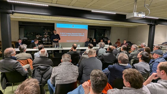 Landesrat Luis Walcher, Bürgermeister Martin Ausserdorfer und Landesrat Daniel Alfreider (v.l.n.r.) haben die Grünbrücke für mehr Sicherheit für Mensch und Tier in St. Lorenzen vorgestellt. (Foto: LPA/Ingo Dejaco)