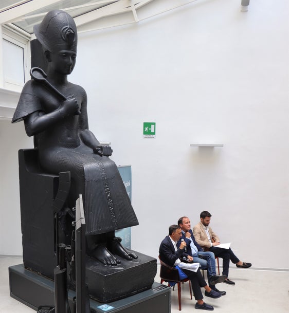 L’arte e la cultura egizia protagoniste a settembre nelle sale del Centro Trevi di Bolzano. Nella foto (da sinistra) il direttore del Dipartimento cultura italiana, ambiente ed energia, Antonio Lampis, l'assessore Giuliano Vettorato e il curatore della mostra, Paolo Marini, del Museo Egizio di Torino. (Foto: ASP/Crocco)