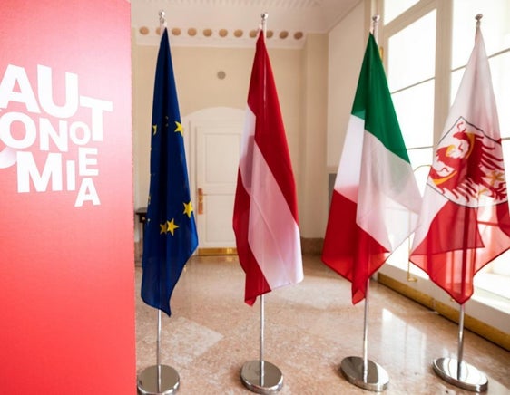 Mit dem angestrebten Verfassungsgesetz sollen die Spielräume der autonomen&nbsp;Gesetzgebung&nbsp;Südtirols wiederhergestellt werden - zum Beispiel betreffend die&nbsp;Personalordnung, die Vergabe öffentlicher&nbsp;Aufträge&nbsp;oder die&nbsp;Raumordnung. (Foto: LPA/Ivo Corrà)