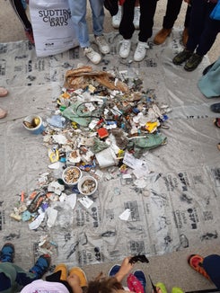 Aktiv Natur schützen: Kinder der Grundschule St. Magdalena-Villnöß sammelten Müll im Gebiet des Naturparks Puez-Geisler. (Foto: LPA/Martin Gantioler) 


