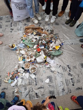 Proteggere attivamente la natura: i bambini della scuola elementare di Santa Maddalena di Funes hanno raccolto i rifiuti nell'area del Parco naturale Puez-Odle. (Foto: USP/Martin Gantioler) 
