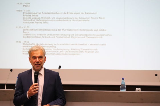 Zusätzliche Herausforderungen meistern: Bevölkerungsschutzlandesrat Arnold Schuler beim Workshop Priorisierung von Risikoreduktionsmaßnahmen in Südtirol (Foto: LPA/Maja Clara)