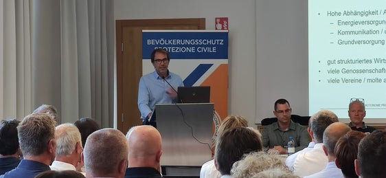 Presentazione della gestione integrale dei rischi: il direttore dell'Agenzia per la Protezione civile Klaus Unterweger (Foto: ASP/Agenzia per la Protezione civile/Andreas Simmerle)