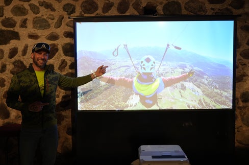 Extremsportler Danilo Callegari zu seinem Gleitschirmflug im Fleimstal: Kleines Abenteuer, große Erkenntnis. (Foto: Euregio/Armin Gluderer)