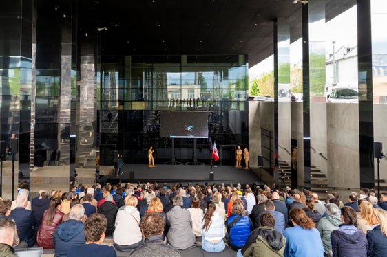 Pubblico numerosissimo al NOI Techpark per la celebrazione delle atlete e degli atleti altoatesini che hanno partecipato ai Giochi olimpici e paralimpici di Milano Cortina. (Foto: USP/Manuela Tessaro)