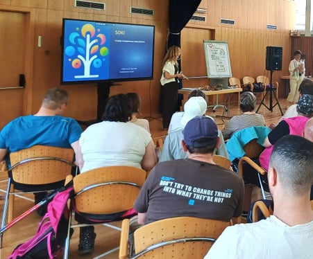 Alla cerimonia di consegna dei diplomi SoKI, i partecipanti al corso hanno presentato i contenuti del corso. (Foto: USP/Direzione Istruzione tedesca/Formazione professionale)