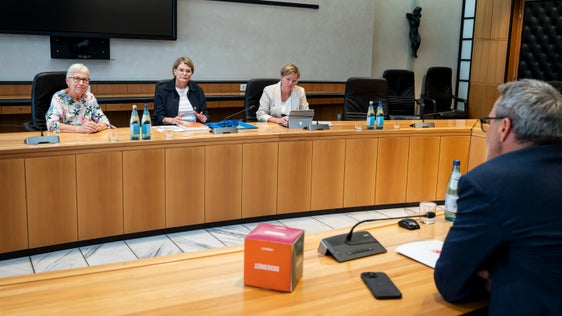 Il nuovo direttivo dell'Associazione famiglie cattoliche si è presentato al presidente della Provincia Arno Kompatscher (da sinistra): la vicepresidente Angelika Weichsel Mitterrutzner, la presidente Sieglinde Aberham e la direttrice Samantha Endrizzi. (Foto: USP/Margit Piok)