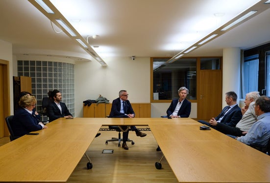 Landesrat Bianchi im Gespräch mit dem Abteilungsdirektor und den Amtsdirektoren. (Foto: LPA/Gianluca Crocco)