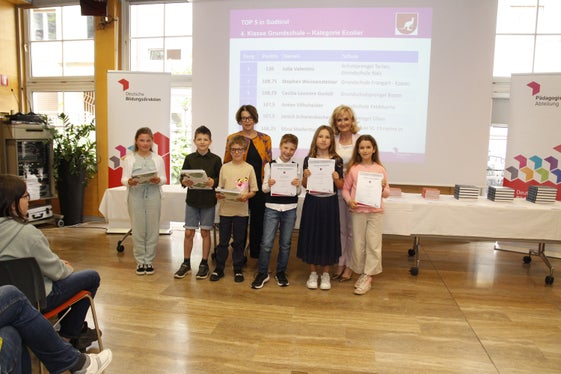 Zu den Gewinnerinnen und Gewinnern der 4. Klasse Grundschule gehören: Julie Valentini, Stephan Weissensteiner, Cecilia Leonore Gurioli, Anton Villscheider, Janick Schwienbacher, Stina Malfertheiner. (Foto: LPA/Verena Hilber)