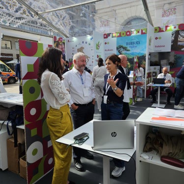 Martina Leitner (von links), Renate Mayr sowie Paolo Tezzele betreuten den Südtiroler Stand in Bari. (Foto: LPA)