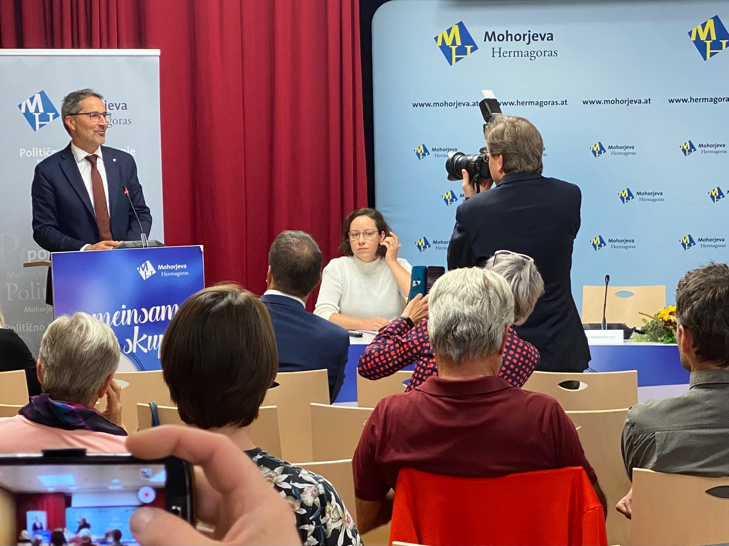 LH Kompatscher bei der Tagung Die Zukunft des Volksgruppenrechts in Klagenfurt: Südtirol war auf Solidarität angewiesen, hat jetzt eine gute Situation und sieht sich daher in der Pflicht. (Foto: LPA)