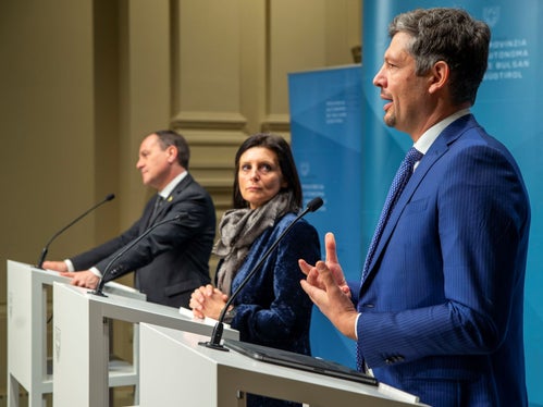 Wir setzen auf Wasserstoff und Infrastruktur auf dem Korridor, sowohl für den öffentlichen Nahverkehr als auch für den Autobahntransit, sagte Landesrat Alfreider (r) bei der Pressekonferenz mit Staatssekretärin Gava (Mitte) und Landesrat Vettorato (l.). (Foto: LPA/Fabio Brucculeri)