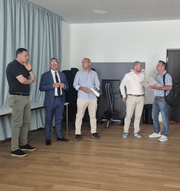 Die Kühlungsanlage der Musikschule Am Priel wird ausgebaut. Beim Lokalaugenschein (von links):  Bürgermeister Andreas Jungmann, der Landesrat für Hochbau, Christian Bianchi, Renato Sette, Ressortdirektor Daniel Bedin und Michael Bergmeister. (Foto: LPA/Gianluca Crocco)
