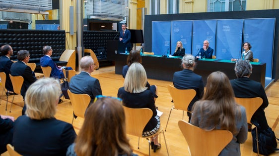 Da sinistra il presidente della Provincia Arno Kompatscher, l'ex presidentessa del Tribunale di Bolzano Elsa Vesco, il parlamentare e giurista Karl Zeller e la presidentessa del collegio della Corte d'appello di Vienna Maria-Elisabeth Wanke (Foto: ASP/Fabio Brucculeri)